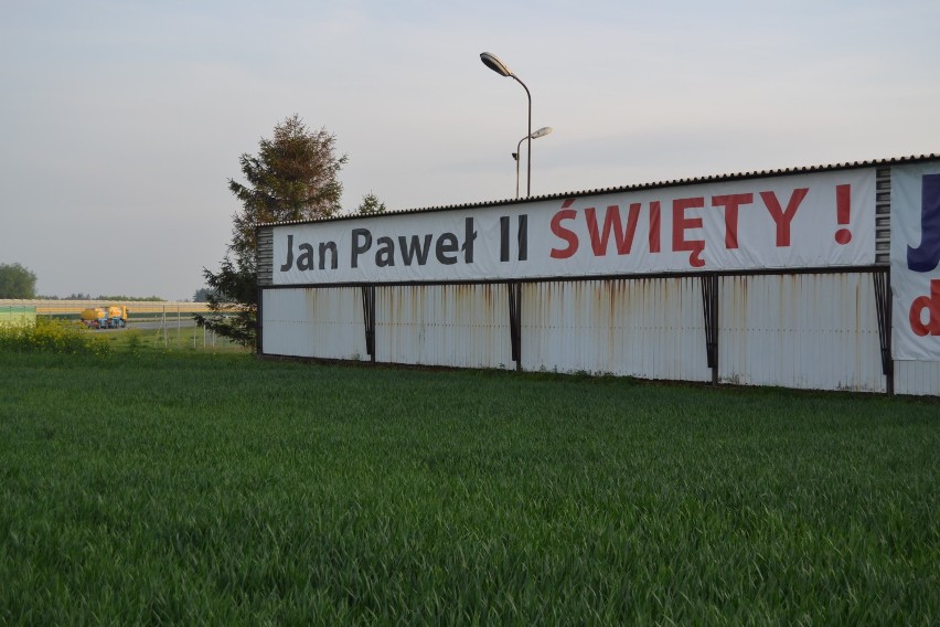 Gmina Tczew: Święty Jan Paweł II... pozdrawia podróżujących autostradą A1  
