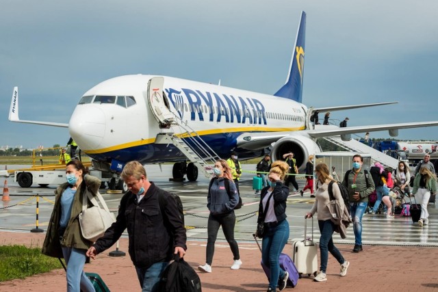 Po przerwie pierwszy samolot irlandzkiego przewoźnika Ryanair z Londynu Stansted wylądował w Bydgoszczy. Na lotnisku pierwsi pasażerowie skorzystali też z otwartego dziś (1 czerwca) punktu wymazowego.