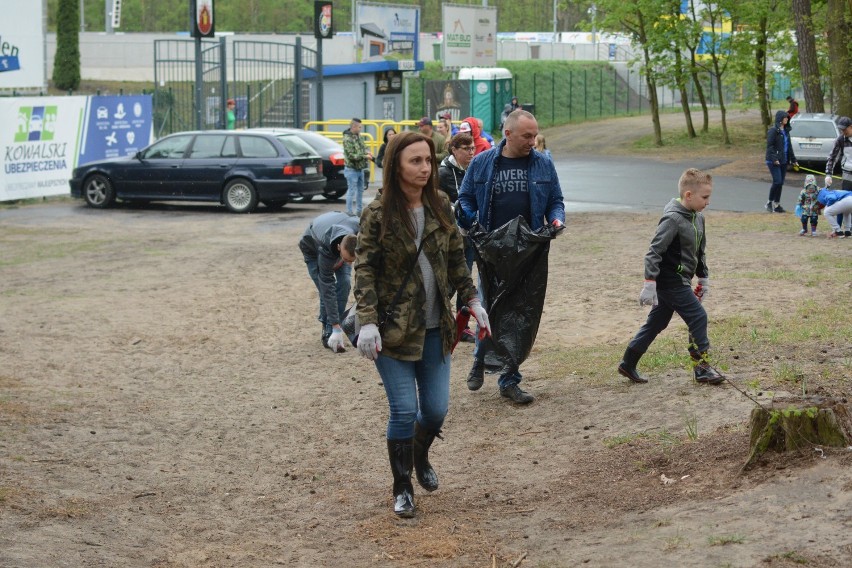 Kibice sprzątali teren wokół stadionu żużlowego w Grudziądzu [wideo, zdjęcia]