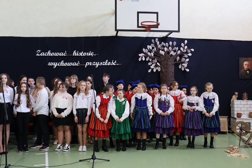 Nadanie sztandaru dla Szkoły Podstawowej im. Powstańców Styczniowych w Dalikowie. Odbyła się podniosła uroczystość ZDJĘCIA