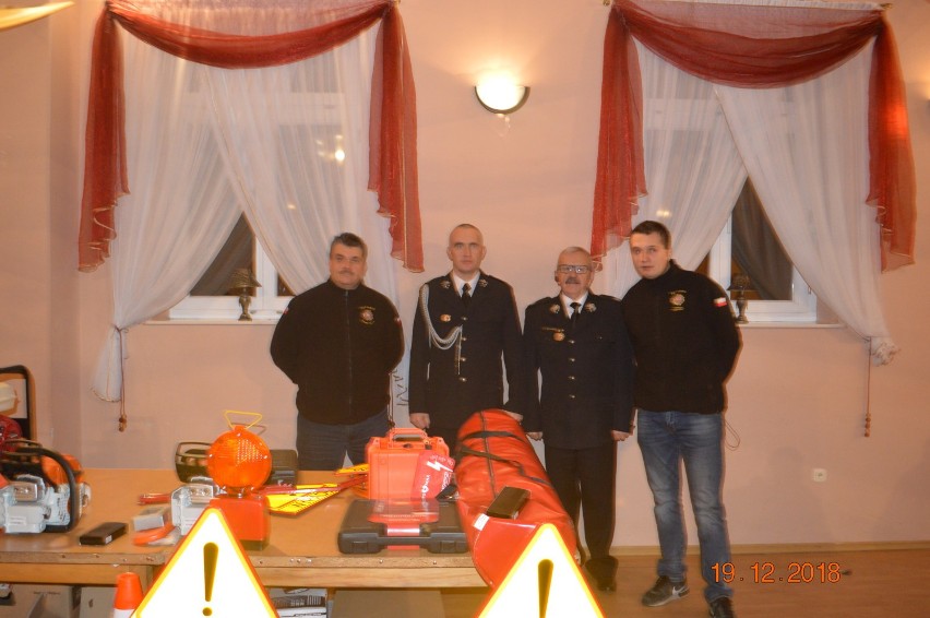 Przekazanie sprzętu dla strażaków z jednostek OSP w gminie...