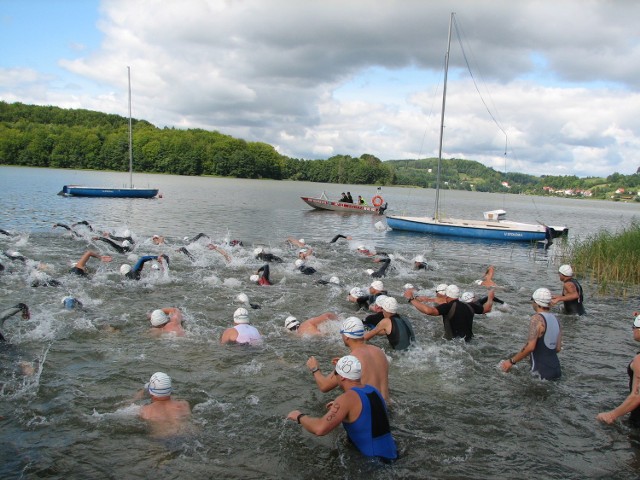 Uczestnicy triathlonu rodzinnego w Gdańsku będą musieli między innymi pływać.
