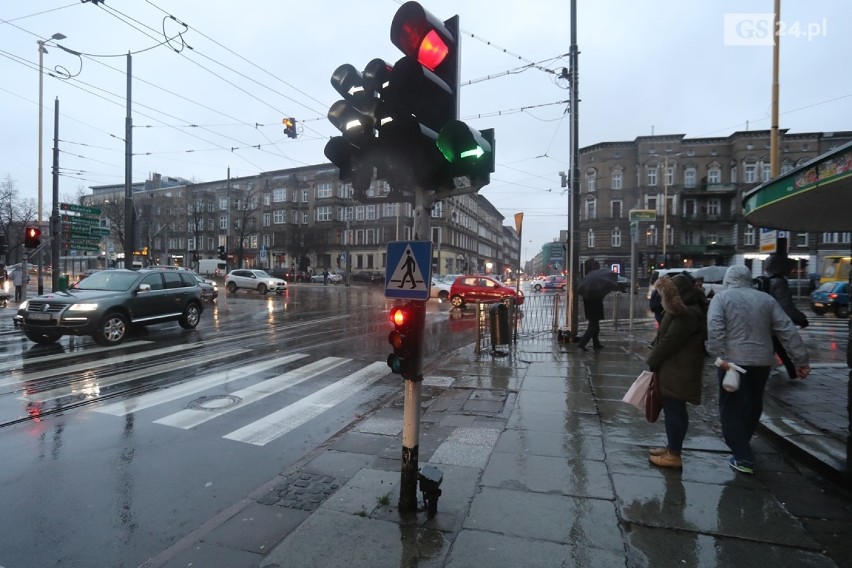 Pochylony, zardzewiały... Niebezpieczny sygnalizator w centrum Szczecina [ZDJĘCIA]