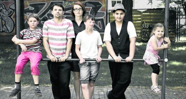 Brave Kids. Rodzina Alicji i Macieja Stankiewiczów gościła u siebie  Amira z Iranu (drugi z prawej)