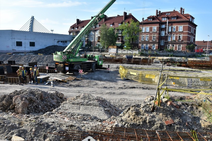 Centrum przesiadkowe Opole Główne. Szczelina przeciwlotnicza...