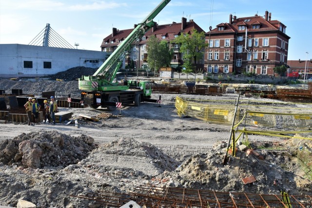 Centrum przesiadkowe Opole Główne. Szczelina przeciwlotnicza rozebrana, ruszyła budowa fundamentów konstrukcji