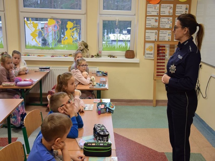 Policjantka zajmująca się profilaktyką społeczną puckiej komendy spotkała się z uczniami Szkoły Podstawowej w Jastrzębiej Górze