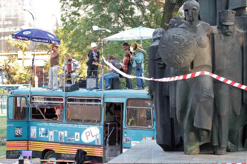 Nietypowa akcja pod Muzeum Narodowym. &quot;Ożywiamy ten plac&quot; [ZDJĘCIA]