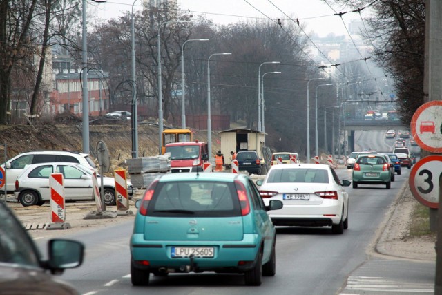 Utrudnienia na Drodze Męczenników Majdanka są związane z wydłużeniem o ok. 300 metrów ul. Garbarskiej. Koszt - 6,3 mln zł