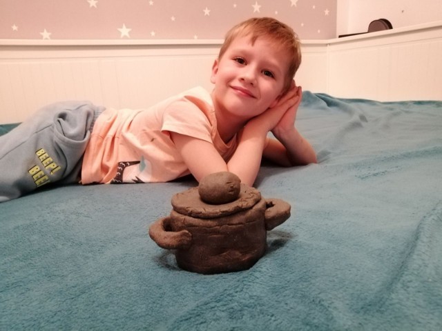 Samodzielnie wykonanym glinianym naczyniem pochwalił się sześcioletni Mikołaj Wróbel