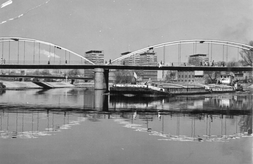Pchacz z barkami przepływa pod Mostem Piastowskim w Opolu.