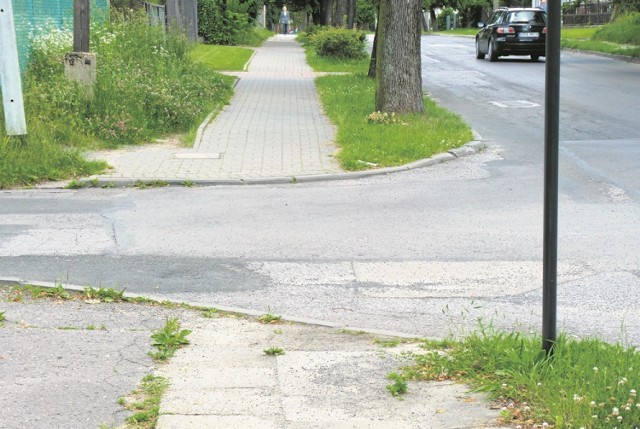 Do ulicy Słonecznej, z jednej strony, chodnik na Wyszyńskiego wygląda tragicznie. Potem widać fragment wykończony kostką. Tak jest do Skoczyńskiego. Kiedy na lepsze zmienią się kolejne odcinki?