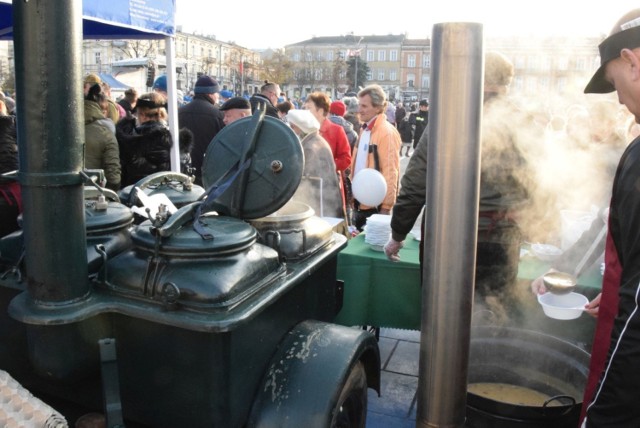 Hitem była pyszna wojskowa grochówka na Placu Wolności w Kielcach