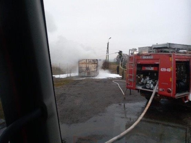 W środę przed g. 7 rano strażacy gasili pożar plastikowe odpady poprodukcyjne płonące w kontenerze w Podwiesku. Z ogniem uporało się  8 strażaków.