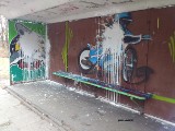 Wandale zniszczyli przystanek i graffiti z żużlowcem