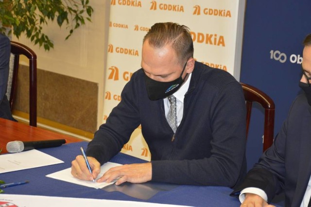 Wiceminister infrastruktury Rafał Weber w październiku ubiegłego roku podpisał dokumenty umożliwiające GDDKiA rozpisanie przetargu na dokumentację sztumskiej obwodnicy