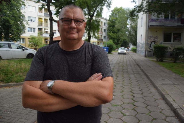 - Teraz będziemy płacić więcej a jednocześnie będziemy jeździć po mieście w poszukiwaniu miejsca do zaparkowania - mówi Mariusz Kościuszko.
