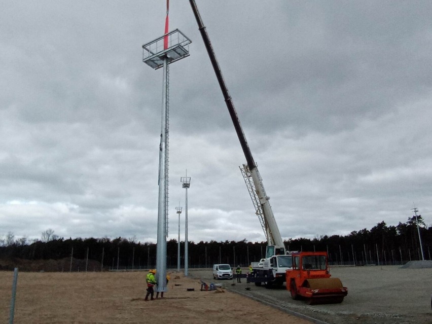 Na stadionie stanęły wieże oświetleniowe. Przebudowa obiektu wkracza w decydującą fazę 