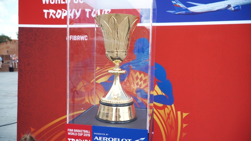 Puchar Mistrzostw Świata zaprezentowany w Polsce. Warszawiacy podziwiali złote trofeum na Starym Mieście