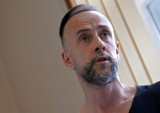 Nergal znów przed sąd za znieważenie godła. Chodzi o rogi u orła, trupie czaszki, „dzidy zwrócone w dół”, odwrócony krzyż