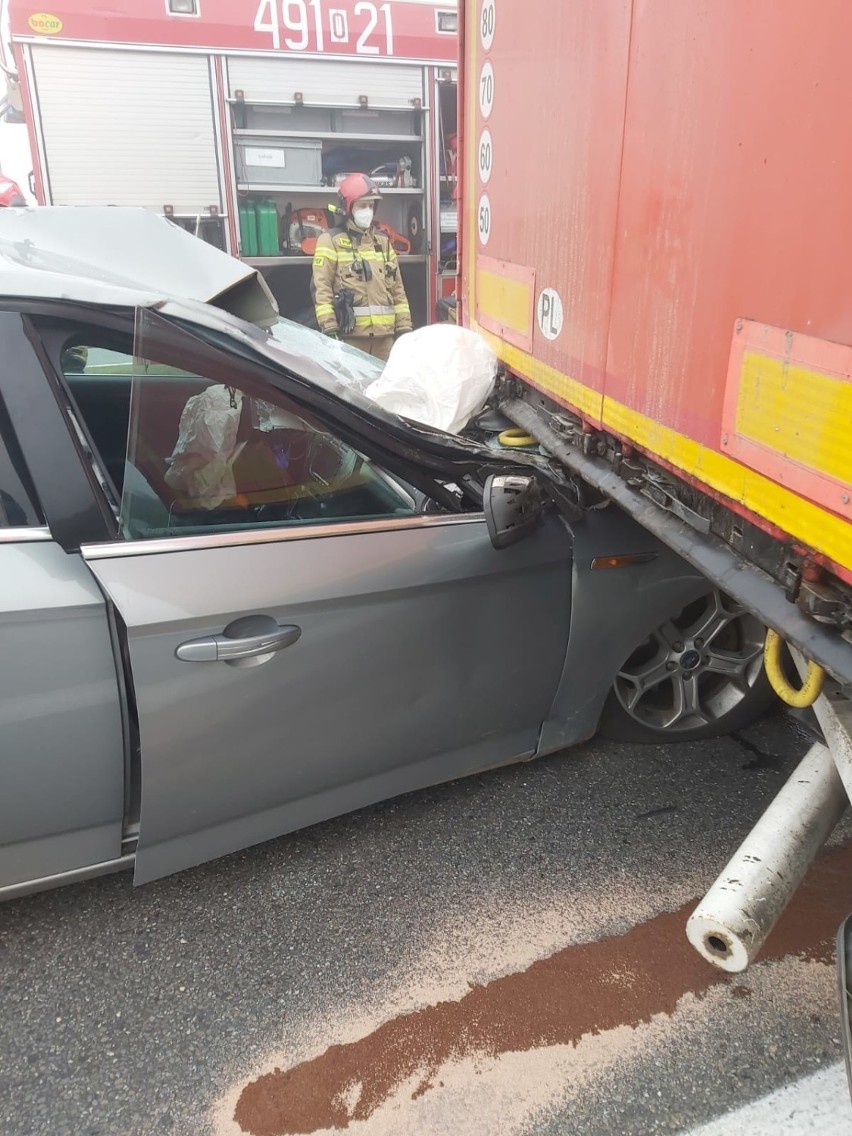 Ford po zderzeniu z ciężarówką na A4.