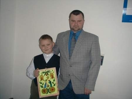 Krzysztof Majtacz i Dariusz Majtacz, ojciec chłopca prezentują  zwycięską pracę.