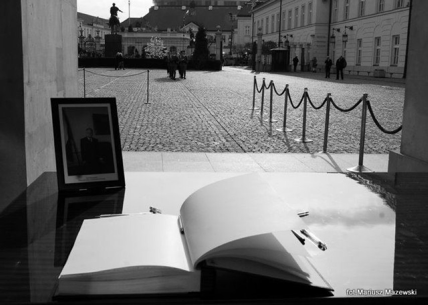 Księga kondolencyjna. Fot. Mariusz Mazewski