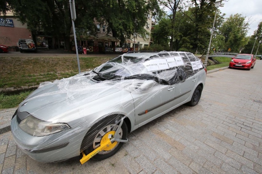 Porzucony samochód w centrum Kielc. Zobacz jak ludzie "ukarali" właściciela