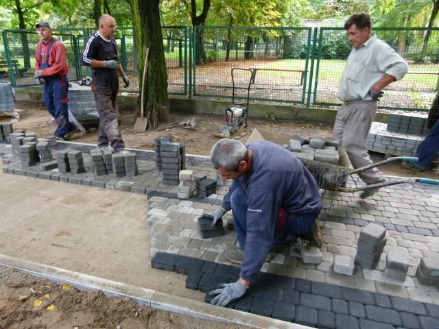 Remont chodnika w parku przeprowadza firma Wit-Mar