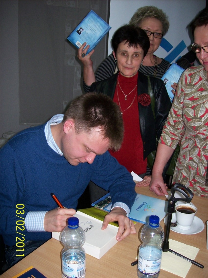 Szymon Hołownia w Chodzieży - czas na autografy