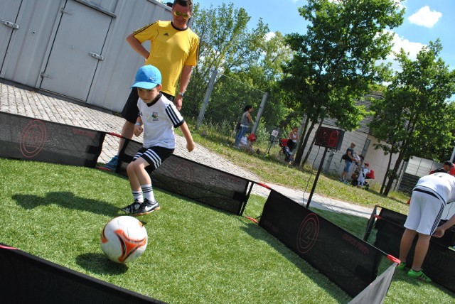 Dzieci z przedszkola piłkarskiego Legia Soccer Schools uczestniczyły w uroczystym zakończeniu sezonu przy Łazienkowskiej 3 w Warszawie.