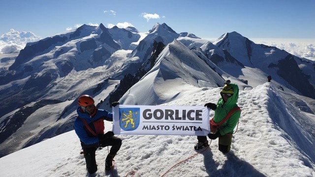 Gorlicką flagę mieszkańcy zabrali na alpejski szczyt Breithorn o wysokości  4 164 m.n.p.m