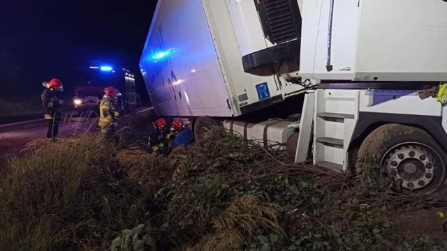 Wypadek na DK12 w Przygłowie. Ciężarówka wpadła do rowu 16/17 czerwca 2021