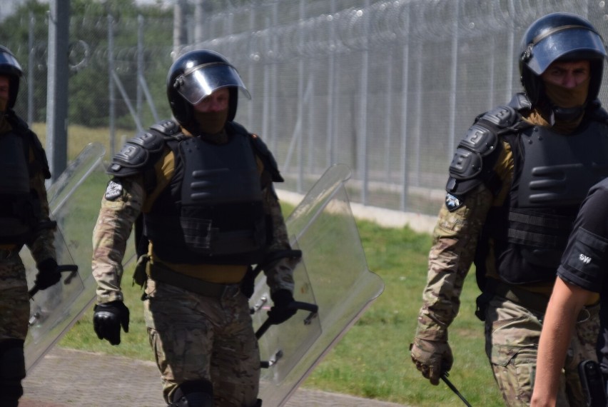 Więzienie w Gębarzewie. Ćwiczenia z udziałem policji i straży pożarnej