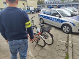 43-letnia mieszkanka Łasku skradła dwa rowery. Kamera monitoringu nagrała kobietę jadącą ukradzionym jednośladem 