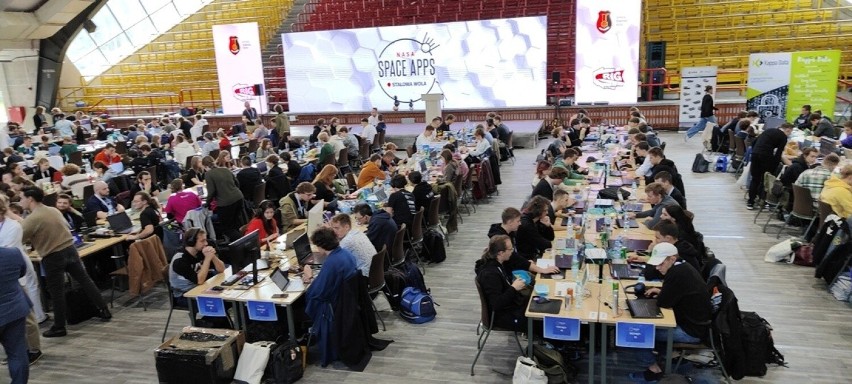 Ponad 250 uczestników hackathonu rozpoczęło pracę nad...
