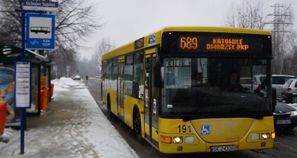 W weekendy autobus linii 689 kursuje tu co godzinę, w tygodniu tylko trzy razy dziennie.