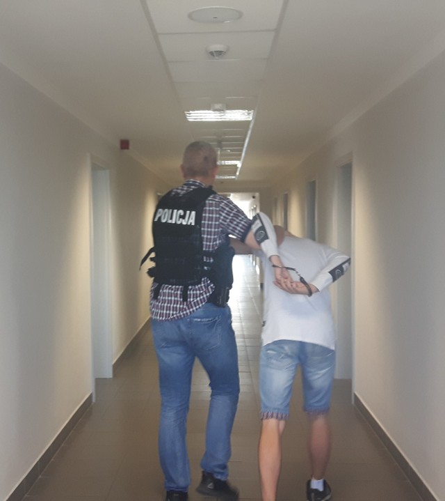 Kradzież z włamaniem do mieszkania w centrum Piotrkowa. Policja zatrzymała dwóch podejrzanych