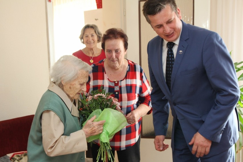 Dzisiaj 101 urodziny obchodziła pani Janina Kulbaczewska. Życzenia i kwiaty wręczył jubilatce burmistrz oraz kierownik USC