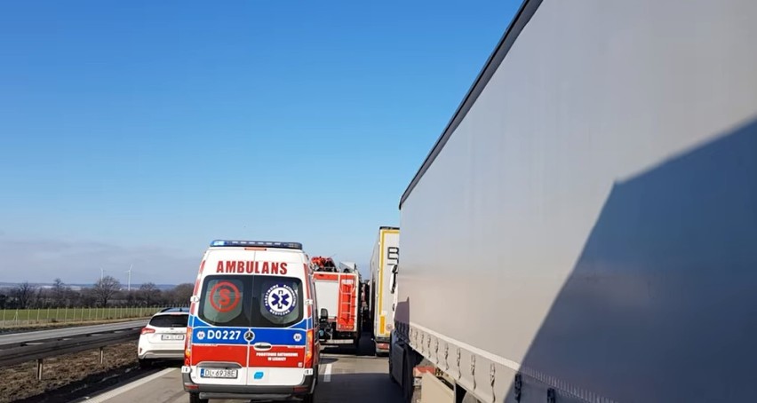 Śmiertelny wypadek na A4 pod Chojnowem. Z busa zostało niewiele