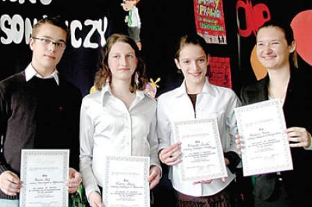 Od lewej: Kamil Ziaja, Wioletta Majda, Klaudia Musiał i Katarzyna Pecyna zostali laureatami recytatorskiego konkursu.