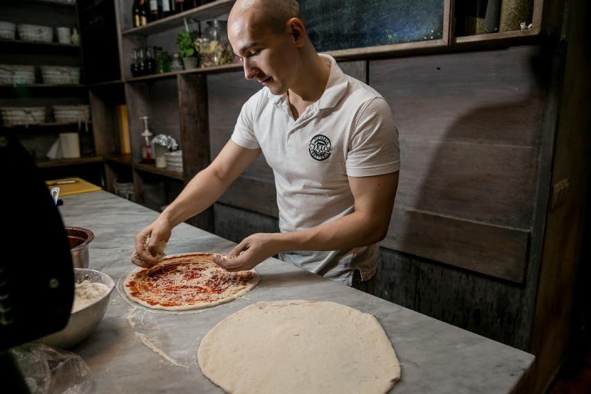 Międzynarodowy Dzień Pizzy. Zobacz, jak powstaje włoska pizza [ZDJĘCIA]