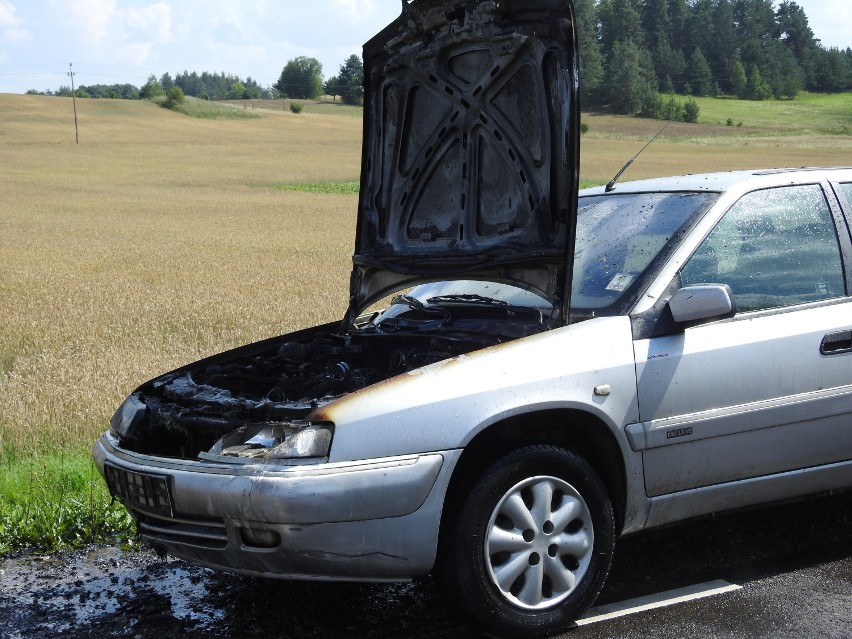 Pożar samochodu na drodze między Sokółką a Kuźnicą (zdjęcia)  