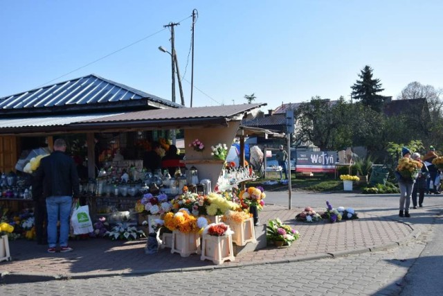 W tym roku święta będą wyglądać nieco inaczej. Zmienia się też moda na wiązanki. Sprawdźcie w galerii