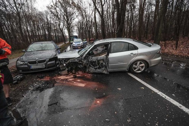 Do wypadku doszło w piątek, 7 grudnia około godz. 9.00, na ul. Wojska Polskiego, kilkaset metrów przed przejazdem kolejowym. Kierujący mazdą wracał z pracy z Niemiec, zasnął i uderzył w dźwig oraz bmw. W samochodach było pięć osób. Kierujący mazdą jechał w kierunku Zielonej Góry. Samochód nagle zjechał na przeciwległy pas ruchu i tam uderzył w dźwig. Mazda odbiła się od dźwigu i bokiem uderzyła w bmw. Mazdą jechały cztery osoby. W bmw był jedna osoba. Wszyscy wyszli z samochodów o własnych siłach. Na miejsce przyjechały wozy straży pożarnej, zielonogórska policja i karetka pogotowia ratunkowego. - Za spowodowanie zagrożenia kierującemu mazdą zostało zatrzymane prawo jazdy – mówi st. asp. Marek Kozak, naczelnik zielonogórskiej drogówki.

Policja zatrzymała 32-latka podejrzanego o podpalenie samochodu. Czy to zakończy pożary aut w mieście? WIDEO:


