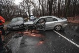 Mazda uderzyła w dźwig i bmw na ul. Wojska Polskiego w Zielonej Górze. Kierowca zasnął za kierownicą [ZDJĘCIA]