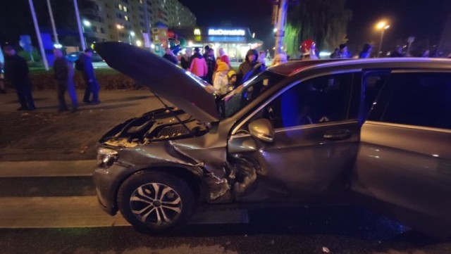 Na skrzyżowaniu przy McDonaldzie zderzyły się dwie osobówki. Do wypadku doszło we wtorek, 9 listopada 2021