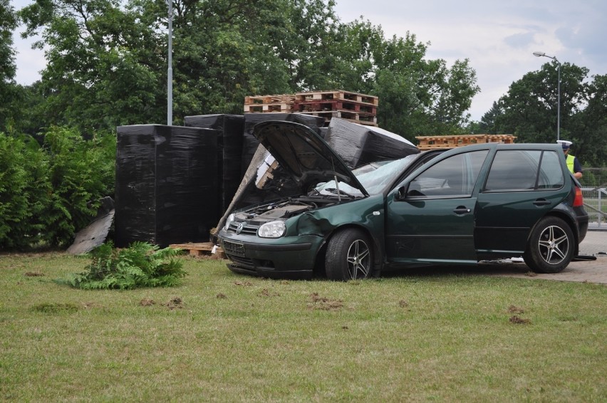 Wypadek na ul. Śremskiej w Mechlinie. VW golf staranował...