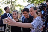 Sławno: Mieszkańcy chętnie fotografowali się z Beatą Szydło - robili selfie [ZDJĘCIA]