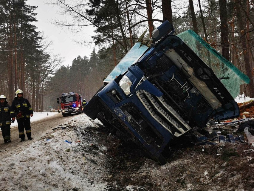 Wypadek ciężarówki w Dobrej pod Sieniawą. Zginął 46-letni kierujący pojazdem [ZDJĘCIA]